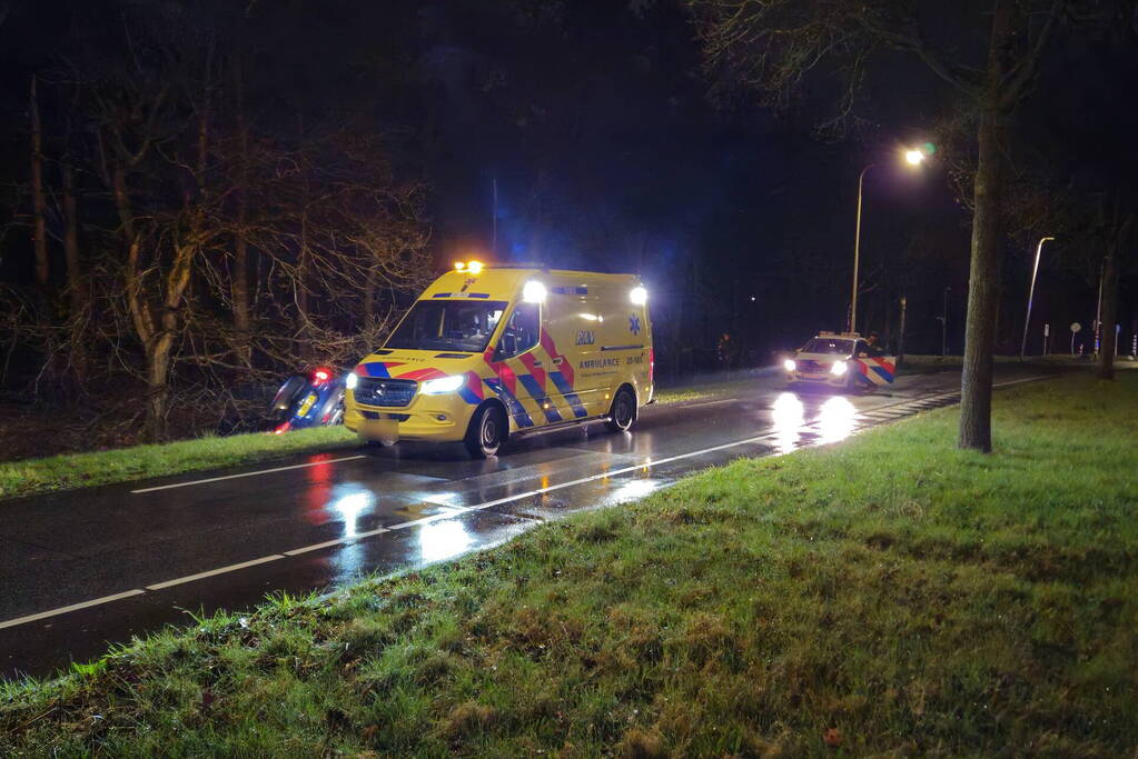 Automobilist belandt in sloot na ongeval