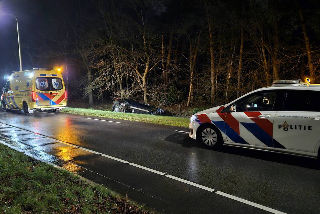 Automobilist belandt in sloot na ongeval