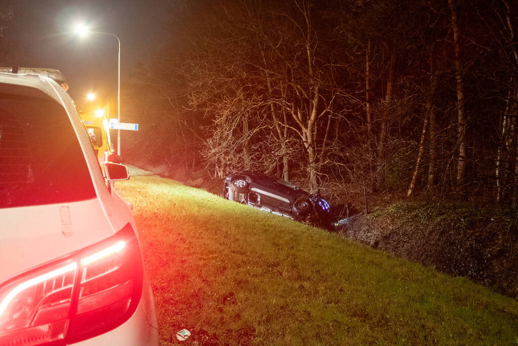 Automobilist belandt in sloot na ongeval