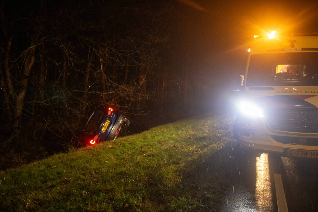 Automobilist belandt in sloot na ongeval