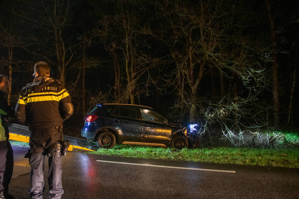 Automobilist belandt in sloot na ongeval