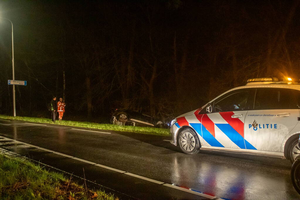 Automobilist belandt in sloot na ongeval