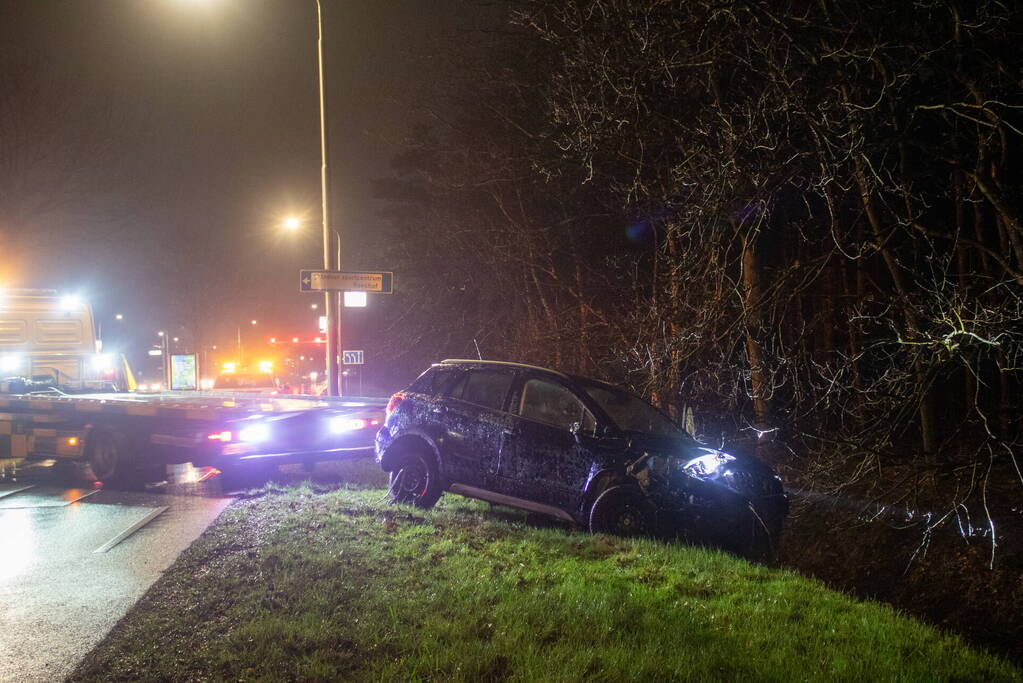 Automobilist belandt in sloot na ongeval