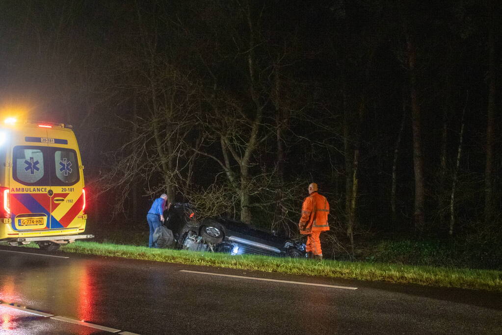 Automobilist belandt in sloot na ongeval