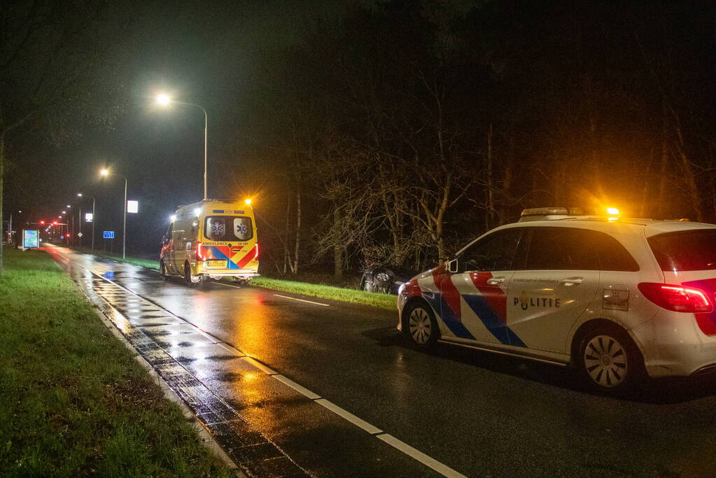 Automobilist belandt in sloot na ongeval