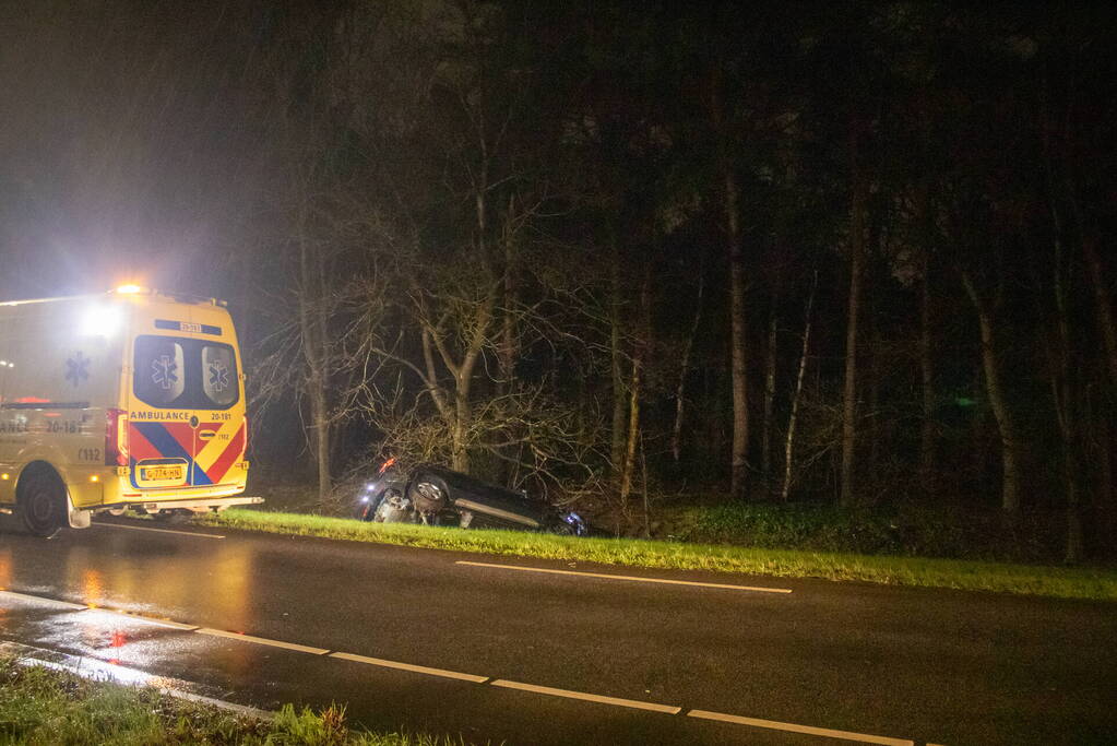 Automobilist belandt in sloot na ongeval