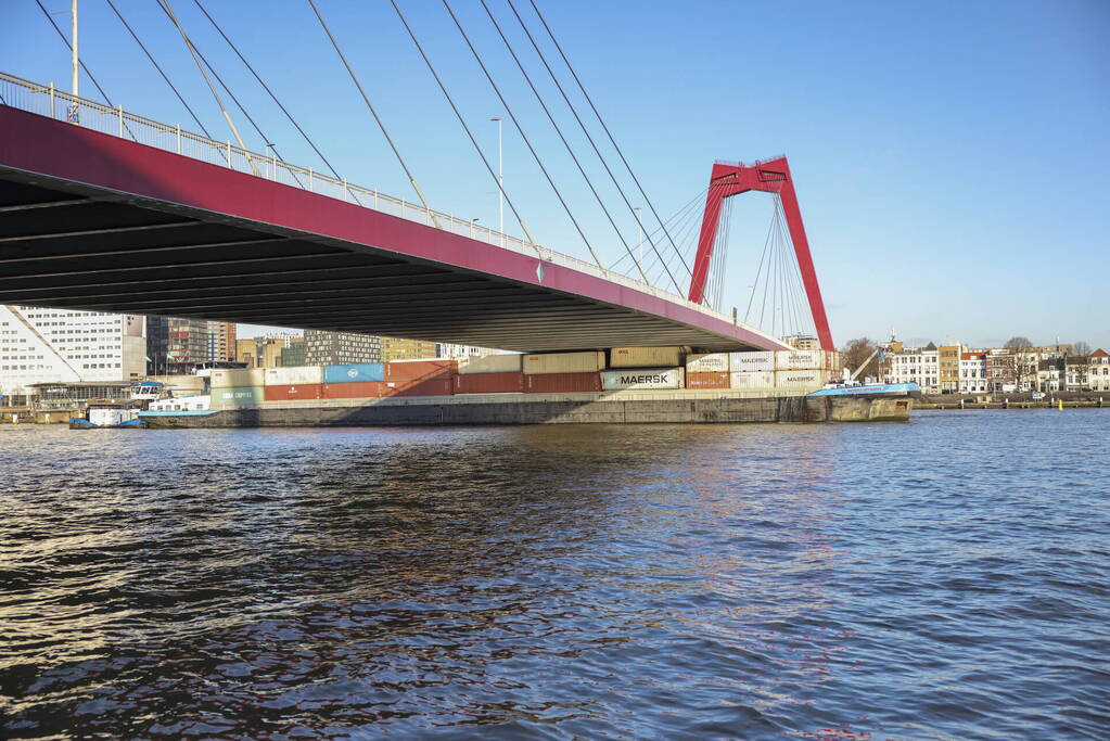 Containerschip vaart tegen Willemsbrug