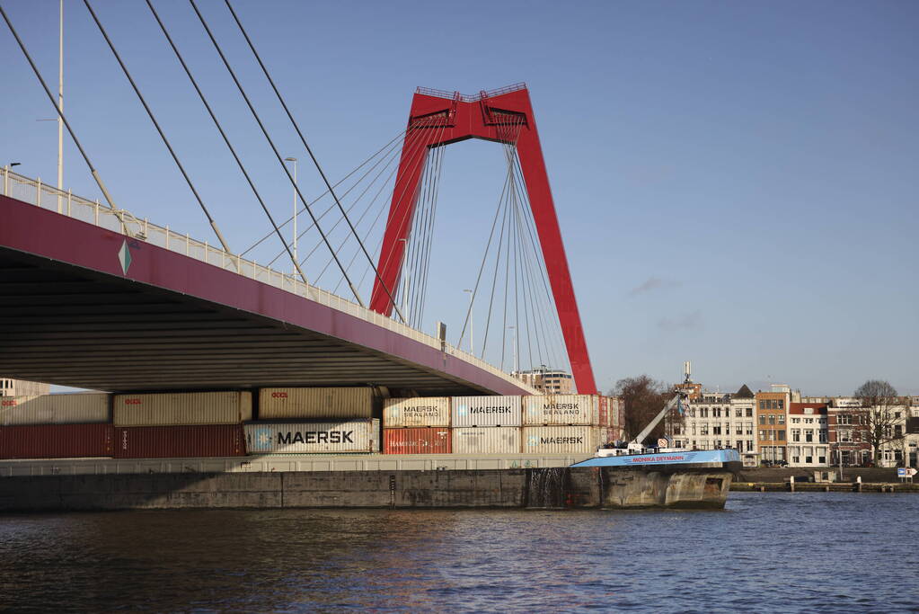 Containerschip vaart tegen Willemsbrug