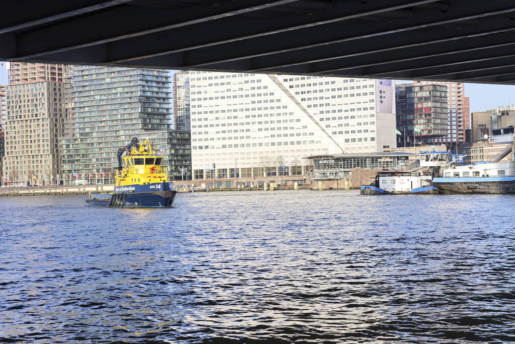 Containerschip vaart tegen Willemsbrug