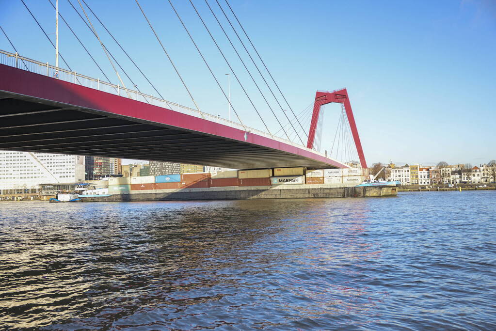 Containerschip vaart tegen Willemsbrug