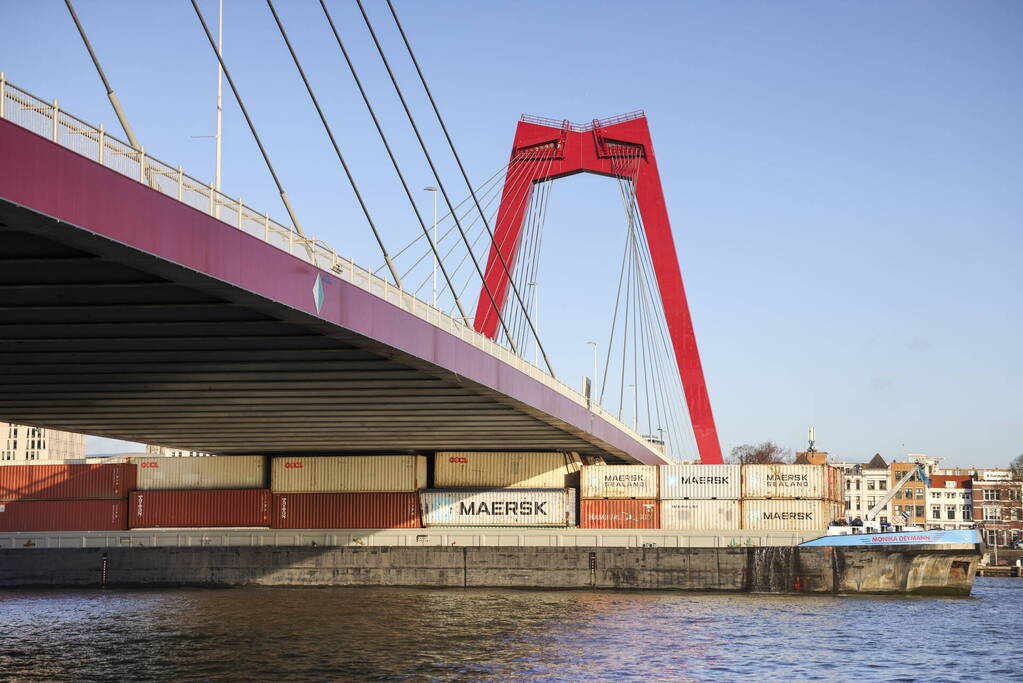 Containerschip vaart tegen Willemsbrug