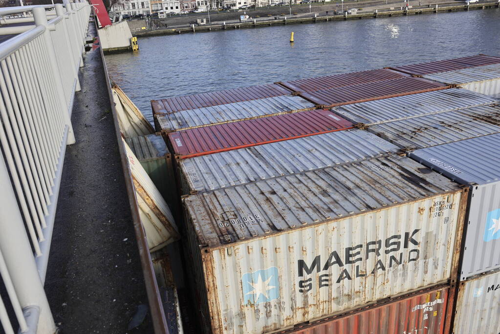 Containerschip vaart tegen Willemsbrug