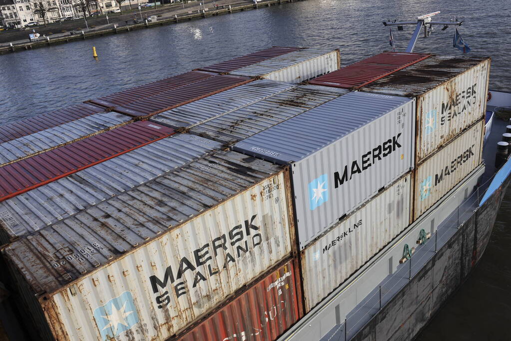 Containerschip vaart tegen Willemsbrug