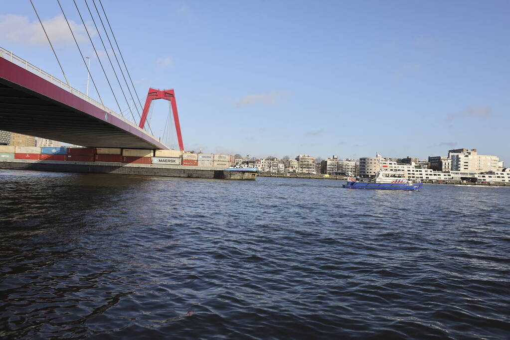 Containerschip vaart tegen Willemsbrug