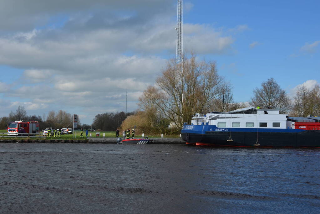 Stuurhut binnenvaartschip beschadigd na aanvaring met spoorbrug