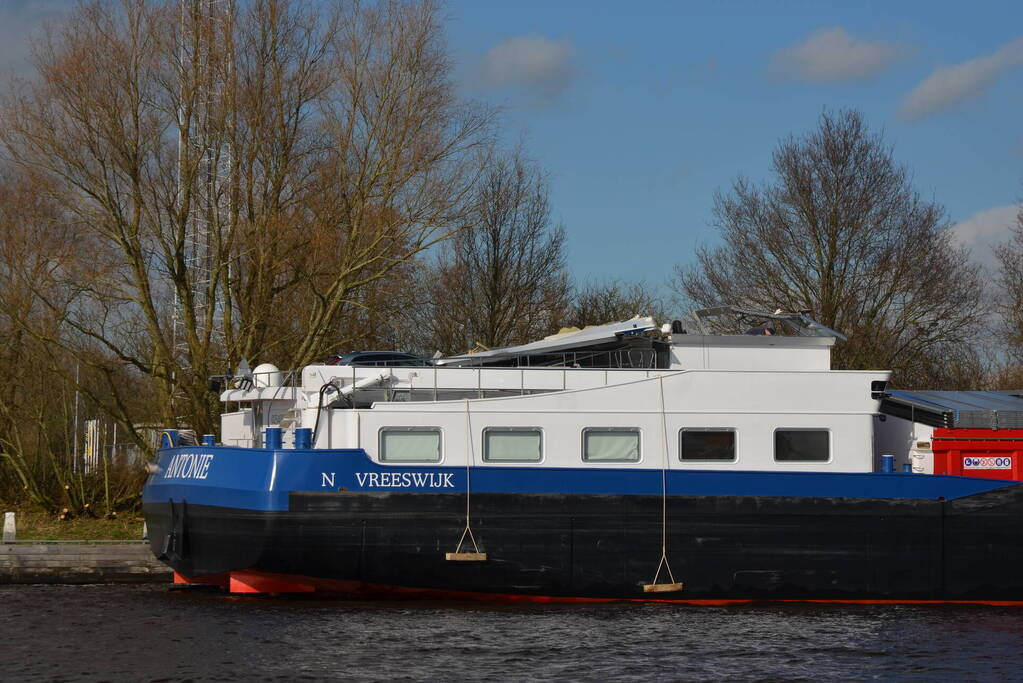 Stuurhut binnenvaartschip beschadigd na aanvaring met spoorbrug