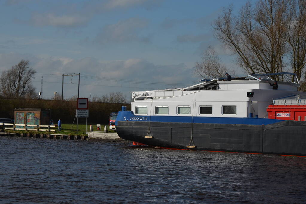 Stuurhut binnenvaartschip beschadigd na aanvaring met spoorbrug