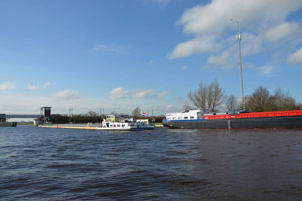 Stuurhut binnenvaartschip beschadigd na aanvaring met spoorbrug