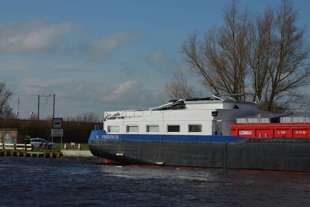 Stuurhut binnenvaartschip beschadigd na aanvaring met spoorbrug