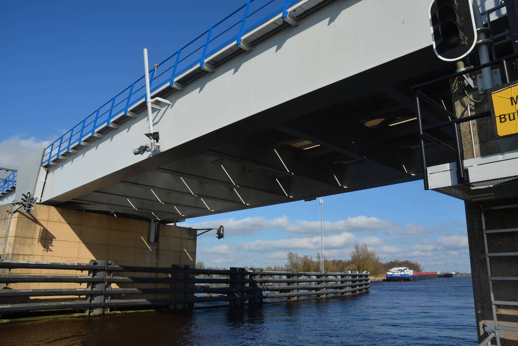 Stuurhut binnenvaartschip beschadigd na aanvaring met spoorbrug