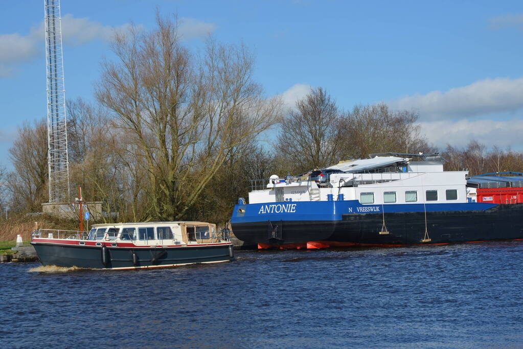 Stuurhut binnenvaartschip beschadigd na aanvaring met spoorbrug