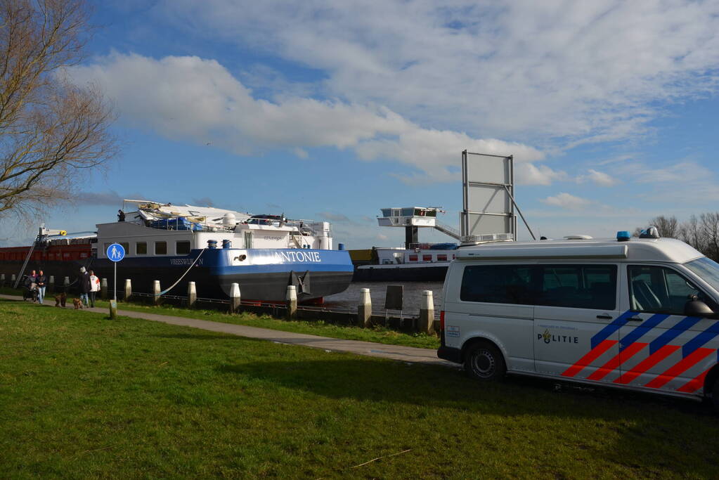 Stuurhut binnenvaartschip beschadigd na aanvaring met spoorbrug