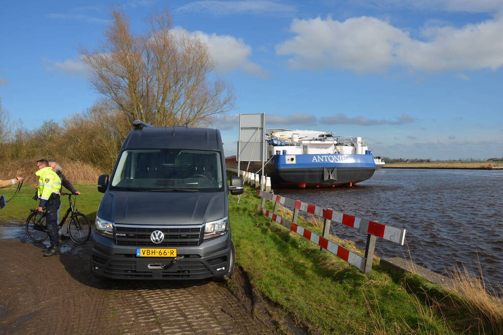 Stuurhut binnenvaartschip beschadigd na aanvaring met spoorbrug