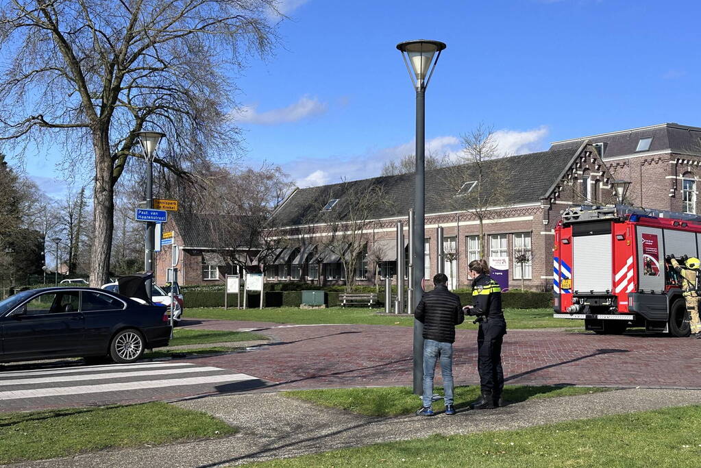 Brandweer in actie voor smeulende geur in kofferbak