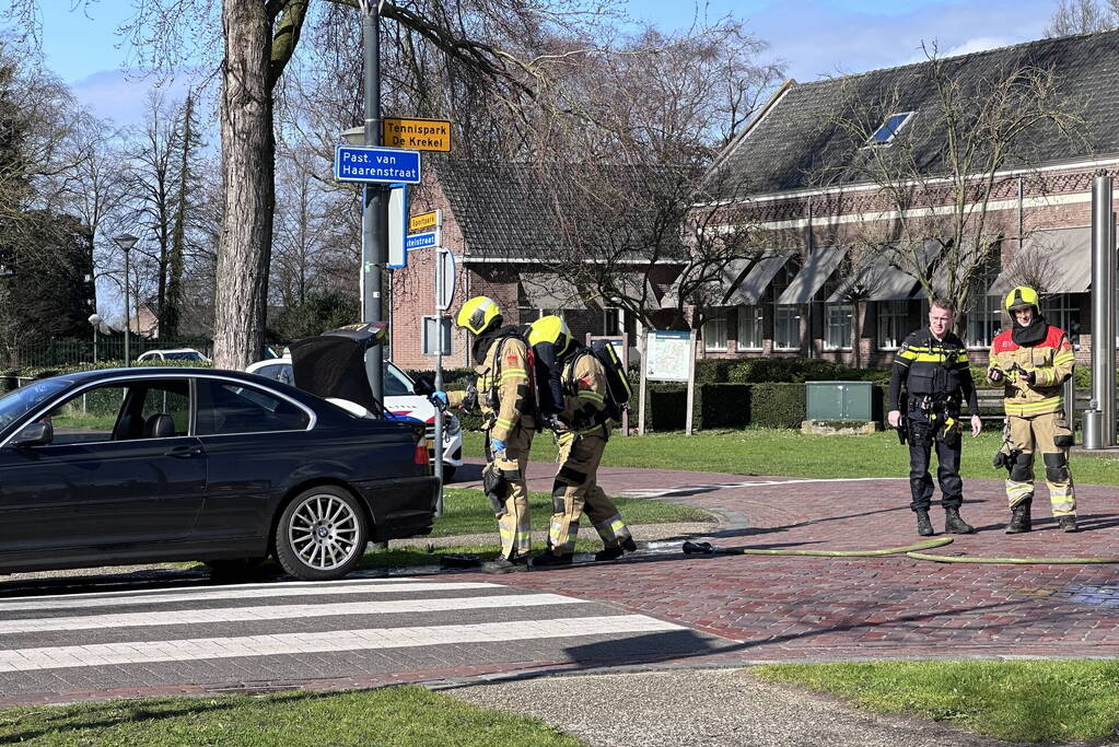 Brandweer in actie voor smeulende geur in kofferbak