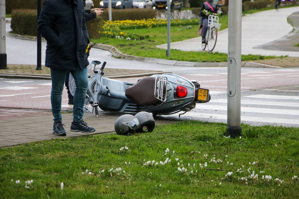 Overstekende scooterrijder aangereden door automobilist