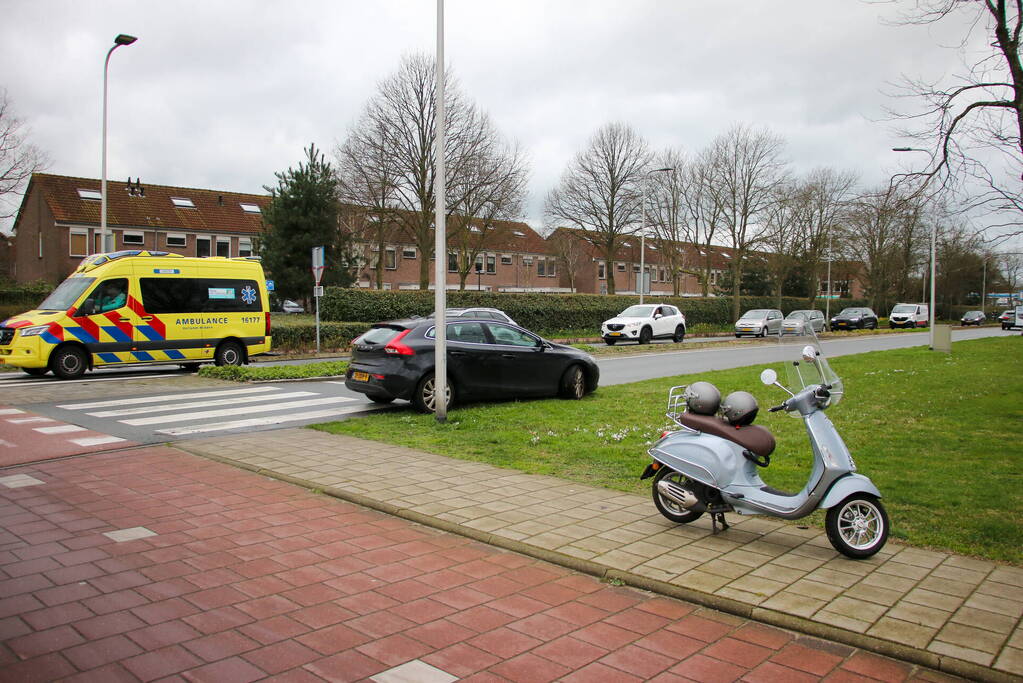 Overstekende scooterrijder aangereden door automobilist