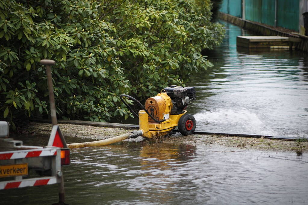 Straat onder water gelopen door kapotte waterleiding