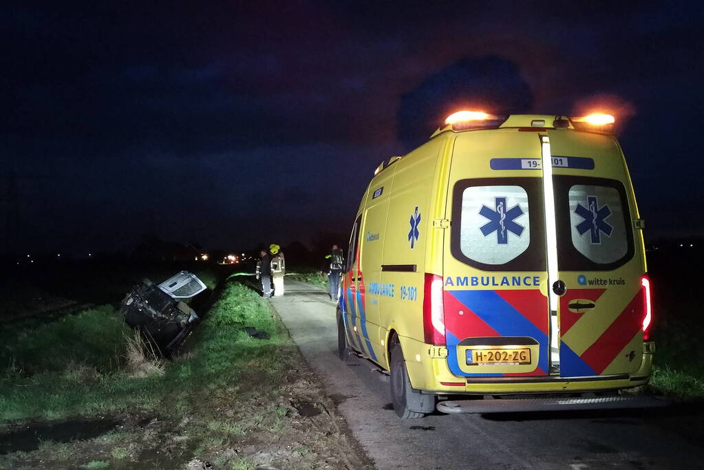 Auto belandt op zijn kop in een sloot