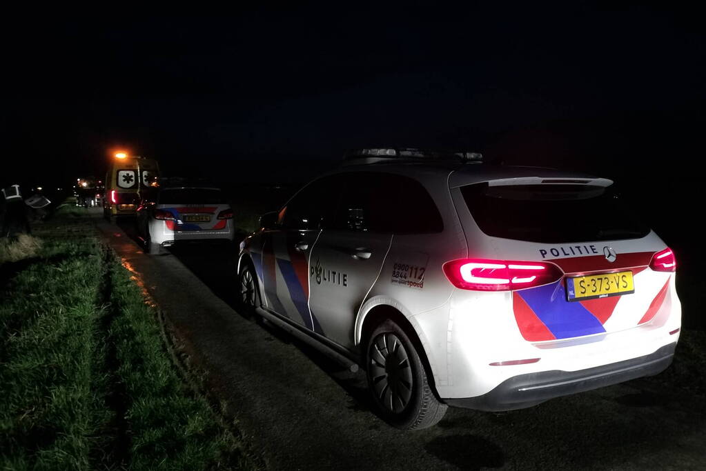 Auto belandt op zijn kop in een sloot