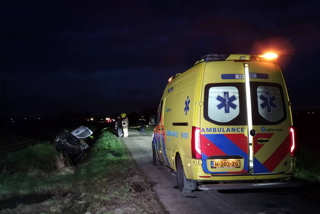 Auto belandt op zijn kop in een sloot