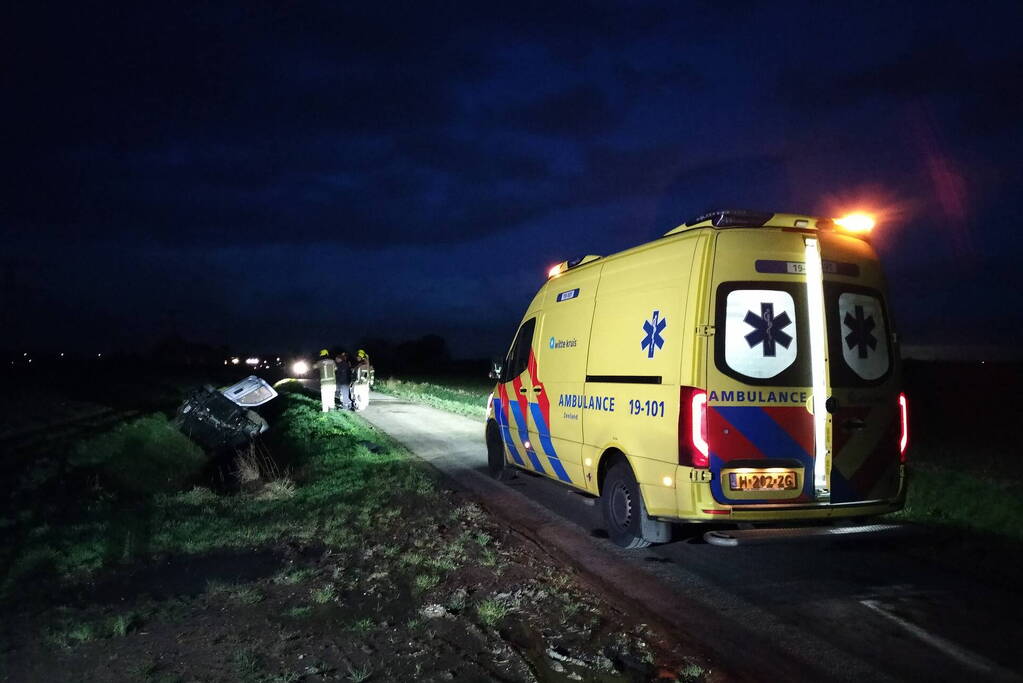 Auto belandt op zijn kop in een sloot