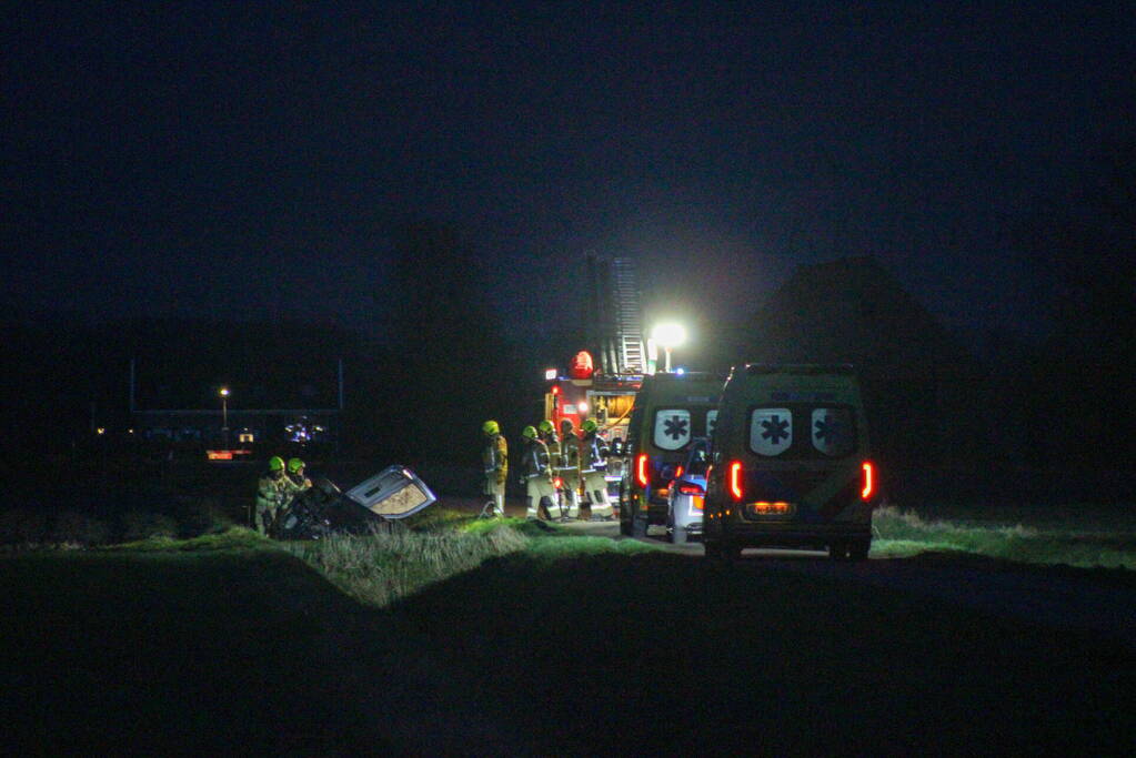 Auto belandt op zijn kop in een sloot