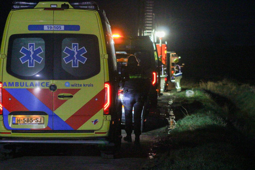 Auto belandt op zijn kop in een sloot