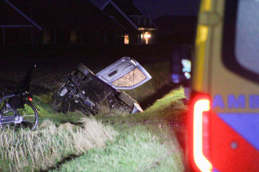 Auto belandt op zijn kop in een sloot