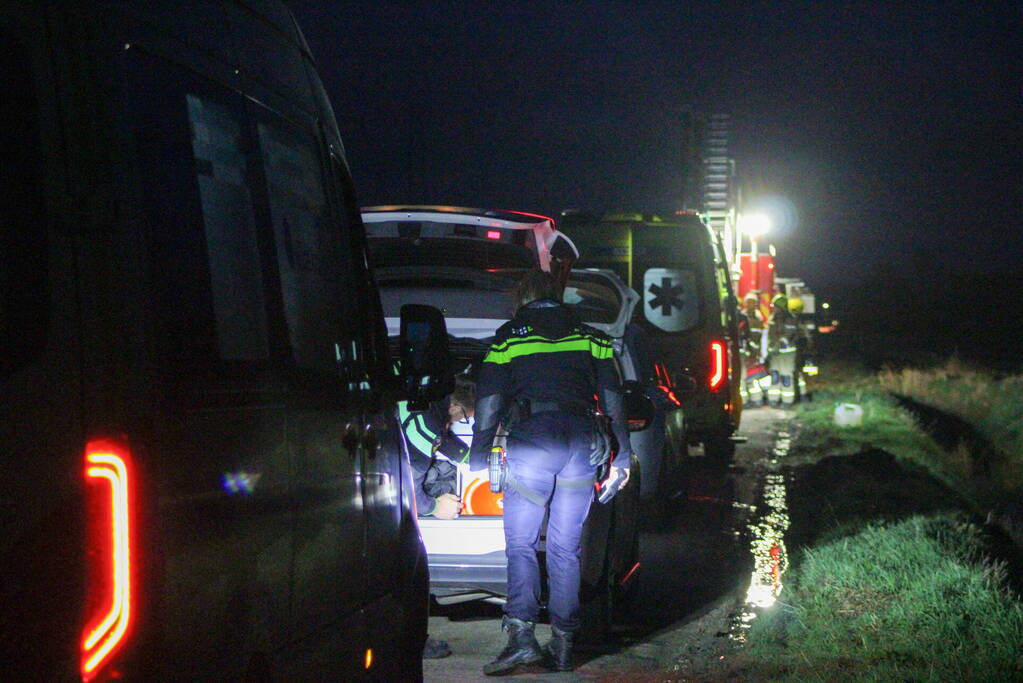 Auto belandt op zijn kop in een sloot