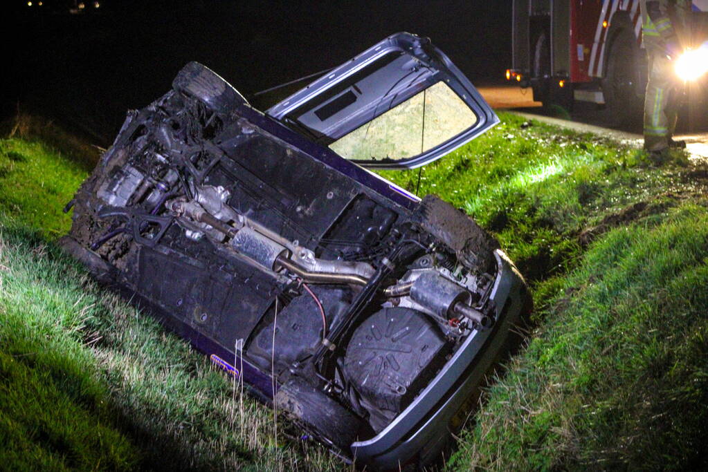 Auto belandt op zijn kop in een sloot