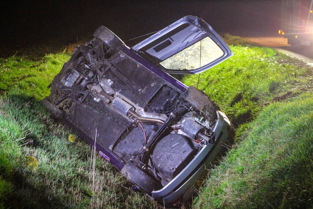 Auto belandt op zijn kop in een sloot