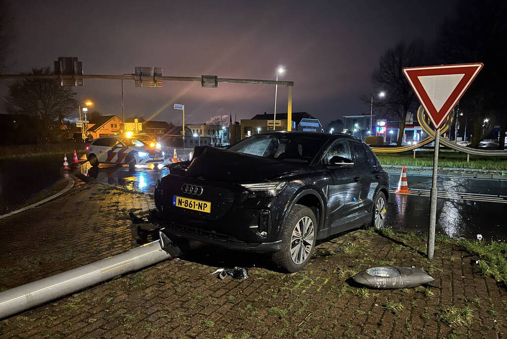 Automobilist ramt lantaarnpaal