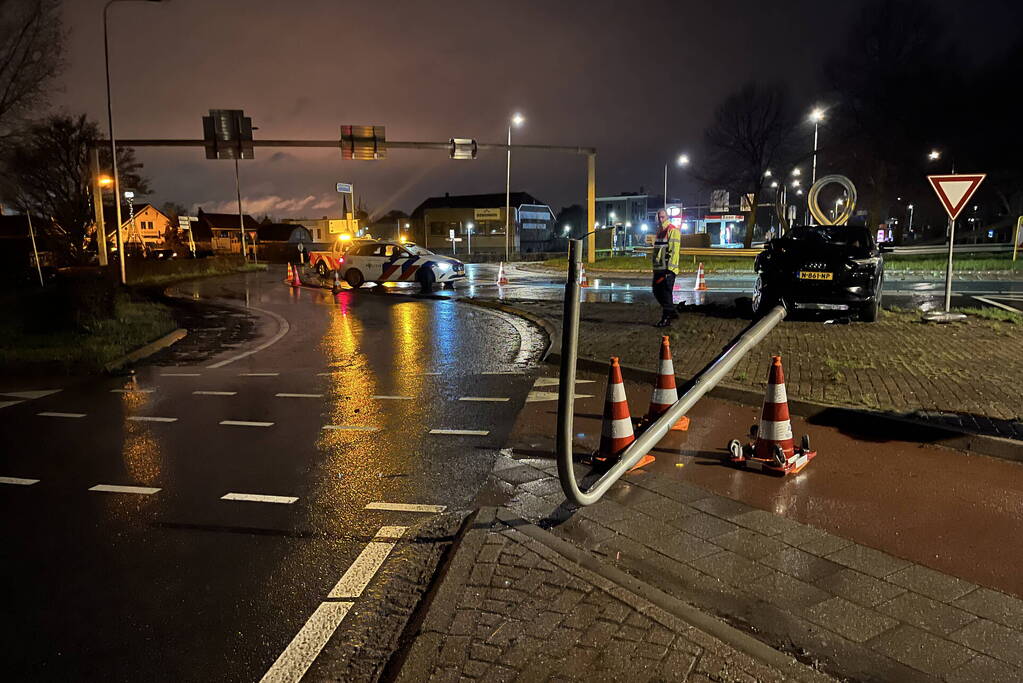 Automobilist ramt lantaarnpaal