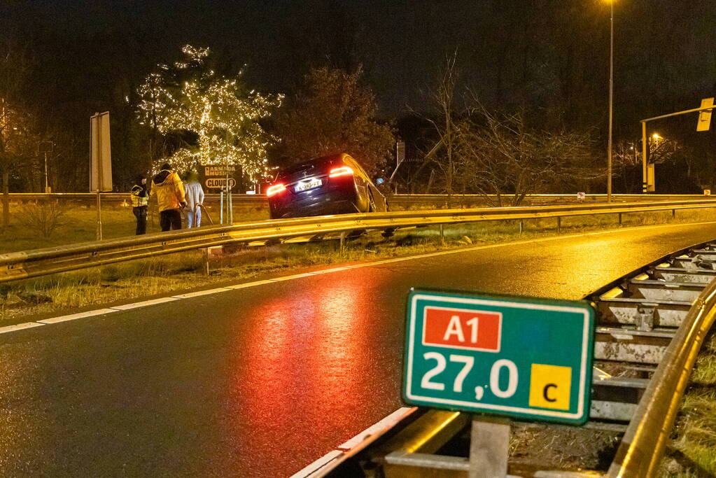 Dronken automobilist belandt boven op vangrail