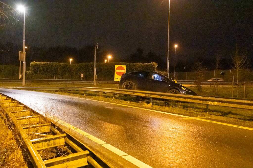 Dronken automobilist belandt boven op vangrail