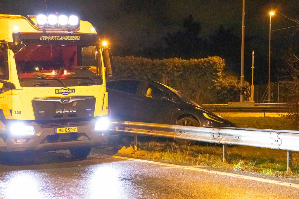 Dronken automobilist belandt boven op vangrail