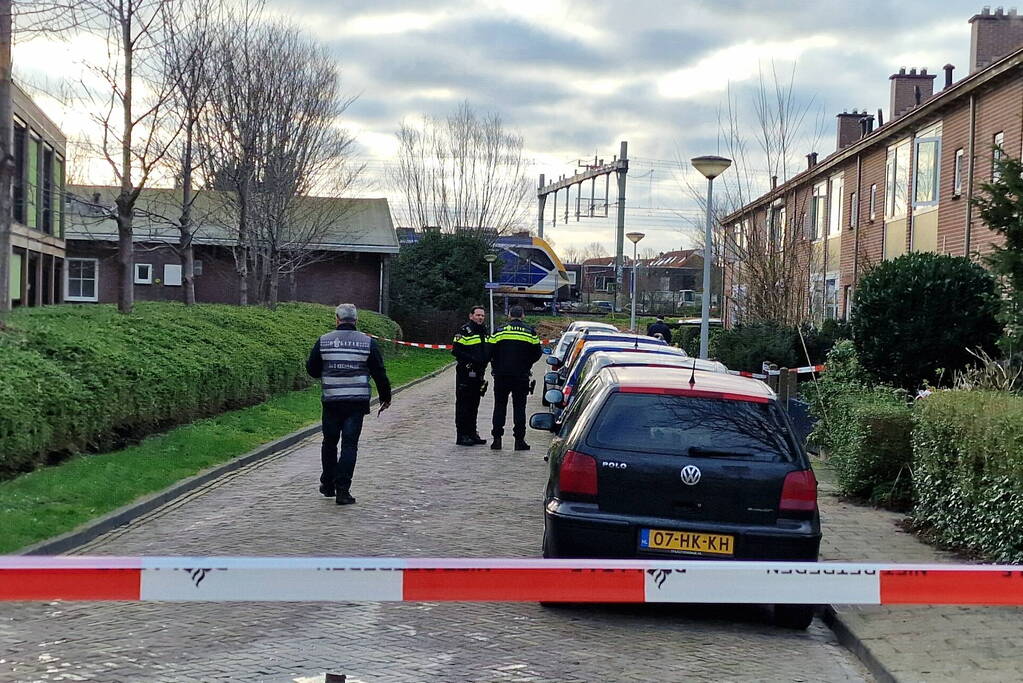 Straat afgezet vanwege steekpartij in woning