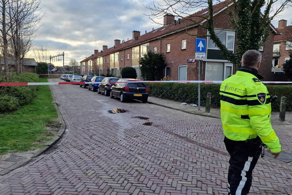 Straat afgezet vanwege steekpartij in woning