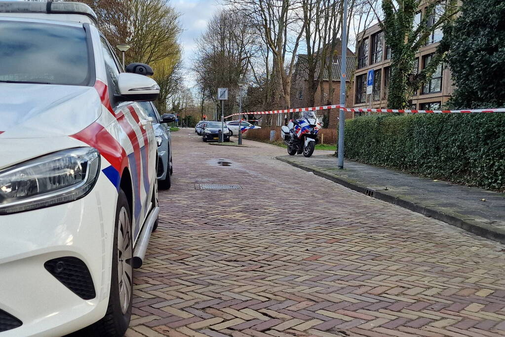 Straat afgezet vanwege steekpartij in woning